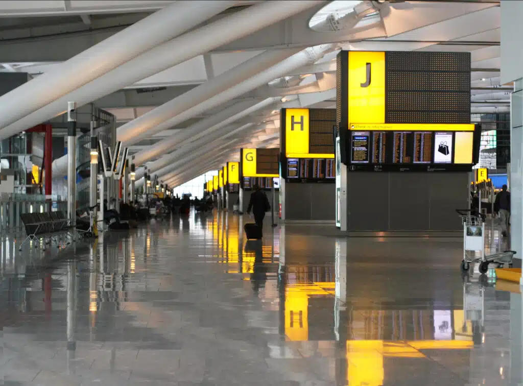 How to Travel From London to Manchester Heathrow Airport Departures.