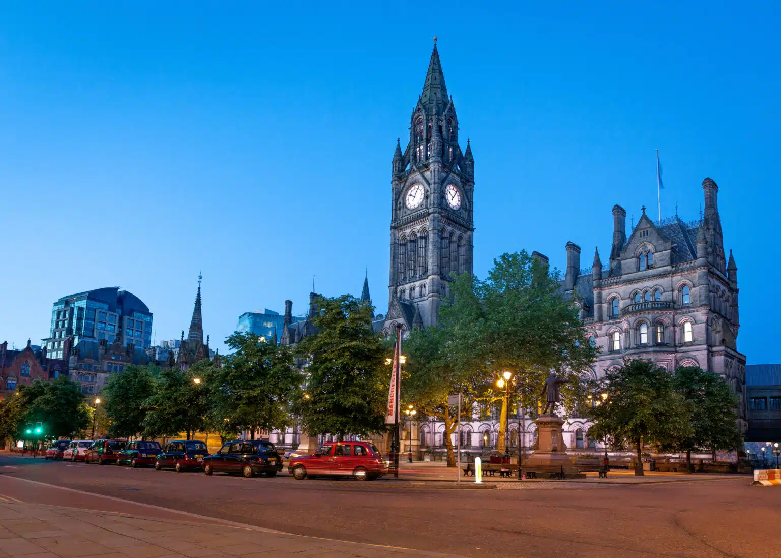 How to Travel From London to Manchester Manchester Town Hall, a Victorian, Neo-Gothic municipal building in Manchester, England.